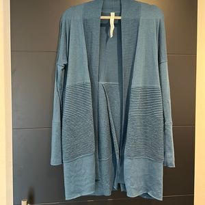 Women’s Lululemon size 6 split back long blue cardigan, EUC